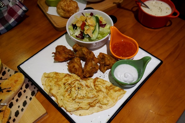 跑飯店the Paw Hotel  ( tutti cafe新生店)：【忠孝新生美式餐廳】跑飯店 Paw Hotel 毛小孩的遊樂園