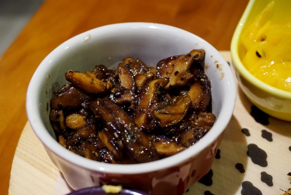 跑飯店the Paw Hotel  ( tutti cafe新生店)：【忠孝新生美式餐廳】跑飯店 Paw Hotel 毛小孩的遊樂園