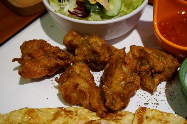 跑飯店the Paw Hotel  ( tutti cafe新生店)：【忠孝新生美式餐廳】跑飯店 Paw Hotel 毛小孩的遊樂園