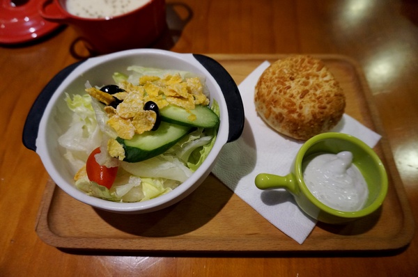 跑飯店the Paw Hotel  ( tutti cafe新生店)：【忠孝新生美式餐廳】跑飯店 Paw Hotel 毛小孩的遊樂園