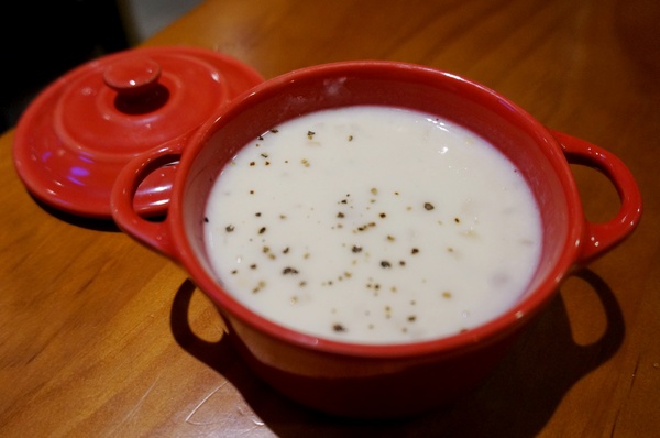 跑飯店the Paw Hotel  ( tutti cafe新生店)：【忠孝新生美式餐廳】跑飯店 Paw Hotel 毛小孩的遊樂園