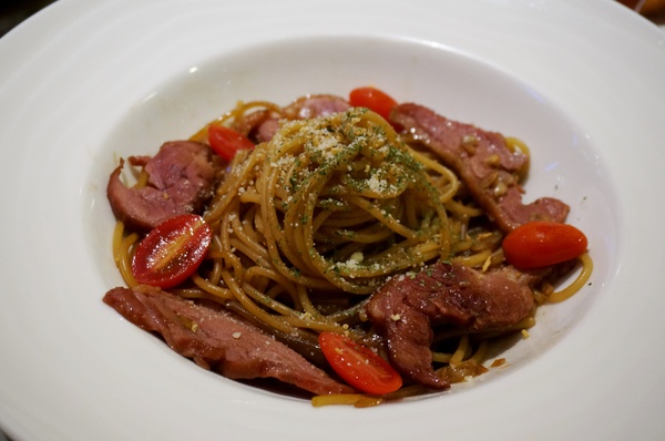 跑飯店the Paw Hotel  ( tutti cafe新生店)：【忠孝新生美式餐廳】跑飯店 Paw Hotel 毛小孩的遊樂園