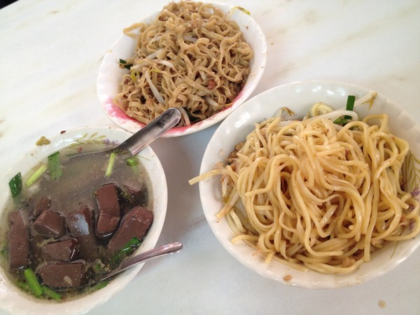 大腸豬血湯：<小吃>大腸豬血湯-乾麵+豬血湯，活力早餐又一枚!!