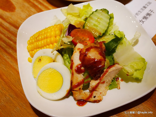 C.C.KISS Coffee&Cake： C.C. KISS COFFEE & CAKE 只有查理布朗製菓才能開的咖啡廳 麵包餐獨步全台 吸睛繽紛夢幻飲品 鐵板溫沙拉 東區潮店 姊妹聚會 約會聚餐 打卡拍照