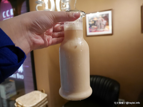 C.C.KISS Coffee&Cake： C.C. KISS COFFEE & CAKE 只有查理布朗製菓才能開的咖啡廳 麵包餐獨步全台 吸睛繽紛夢幻飲品 鐵板溫沙拉 東區潮店 姊妹聚會 約會聚餐 打卡拍照