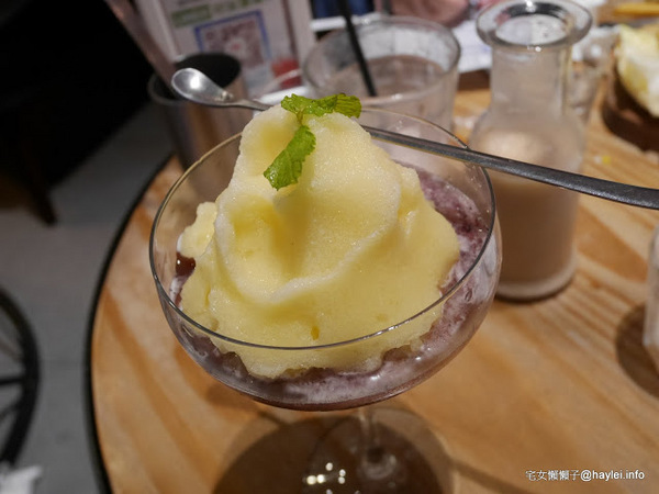 C.C.KISS Coffee&Cake： C.C. KISS COFFEE & CAKE 只有查理布朗製菓才能開的咖啡廳 麵包餐獨步全台 吸睛繽紛夢幻飲品 鐵板溫沙拉 東區潮店 姊妹聚會 約會聚餐 打卡拍照