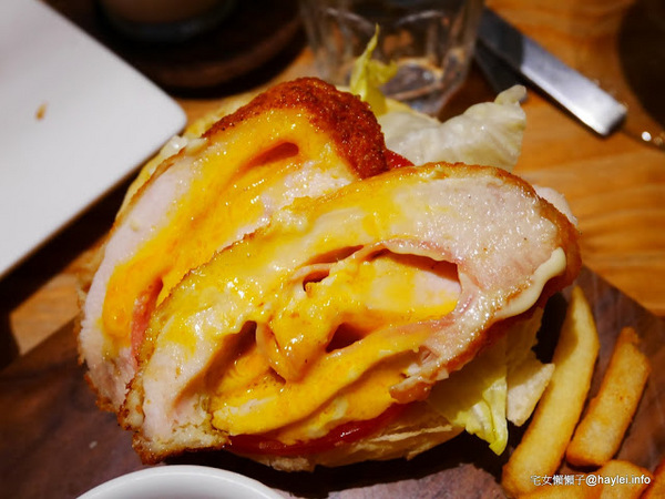 C.C.KISS Coffee&Cake： C.C. KISS COFFEE & CAKE 只有查理布朗製菓才能開的咖啡廳 麵包餐獨步全台 吸睛繽紛夢幻飲品 鐵板溫沙拉 東區潮店 姊妹聚會 約會聚餐 打卡拍照