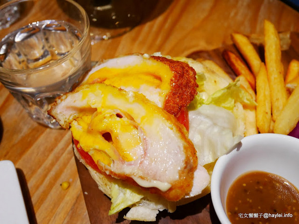 C.C.KISS Coffee&Cake： C.C. KISS COFFEE & CAKE 只有查理布朗製菓才能開的咖啡廳 麵包餐獨步全台 吸睛繽紛夢幻飲品 鐵板溫沙拉 東區潮店 姊妹聚會 約會聚餐 打卡拍照