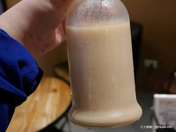 C.C.KISS Coffee&Cake： C.C. KISS COFFEE & CAKE 只有查理布朗製菓才能開的咖啡廳 麵包餐獨步全台 吸睛繽紛夢幻飲品 鐵板溫沙拉 東區潮店 姊妹聚會 約會聚餐 打卡拍照