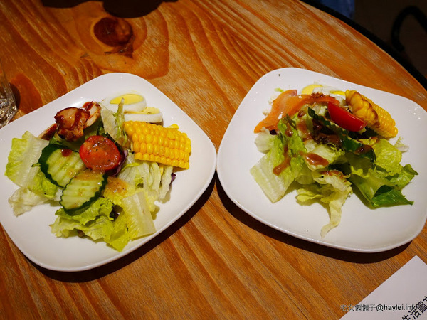 C.C.KISS Coffee&Cake： C.C. KISS COFFEE & CAKE 只有查理布朗製菓才能開的咖啡廳 麵包餐獨步全台 吸睛繽紛夢幻飲品 鐵板溫沙拉 東區潮店 姊妹聚會 約會聚餐 打卡拍照