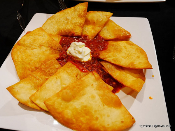 C.C.KISS Coffee&Cake： C.C. KISS COFFEE & CAKE 只有查理布朗製菓才能開的咖啡廳 麵包餐獨步全台 吸睛繽紛夢幻飲品 鐵板溫沙拉 東區潮店 姊妹聚會 約會聚餐 打卡拍照