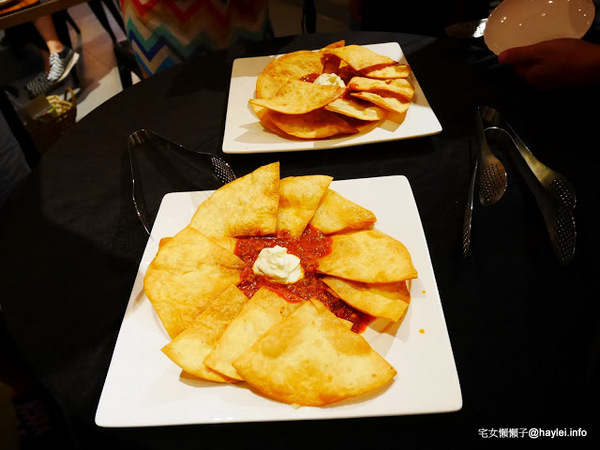 C.C.KISS Coffee&Cake： C.C. KISS COFFEE & CAKE 只有查理布朗製菓才能開的咖啡廳 麵包餐獨步全台 吸睛繽紛夢幻飲品 鐵板溫沙拉 東區潮店 姊妹聚會 約會聚餐 打卡拍照