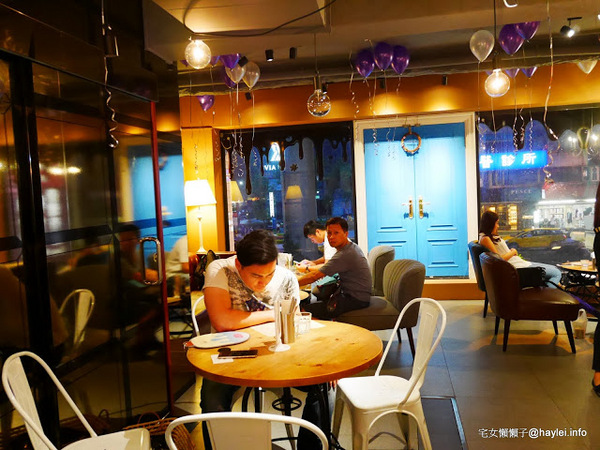 C.C.KISS Coffee&Cake： C.C. KISS COFFEE & CAKE 只有查理布朗製菓才能開的咖啡廳 麵包餐獨步全台 吸睛繽紛夢幻飲品 鐵板溫沙拉 東區潮店 姊妹聚會 約會聚餐 打卡拍照