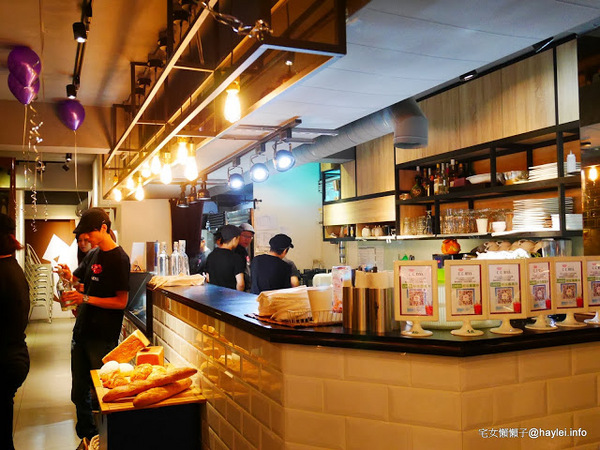 C.C.KISS Coffee&Cake： C.C. KISS COFFEE & CAKE 只有查理布朗製菓才能開的咖啡廳 麵包餐獨步全台 吸睛繽紛夢幻飲品 鐵板溫沙拉 東區潮店 姊妹聚會 約會聚餐 打卡拍照