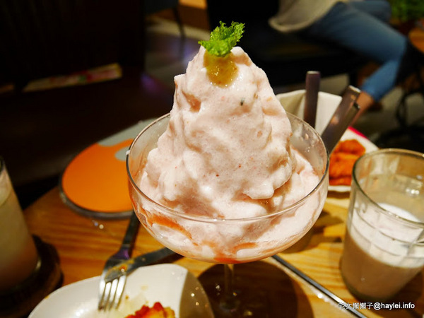 C.C.KISS Coffee&Cake： C.C. KISS COFFEE & CAKE 只有查理布朗製菓才能開的咖啡廳 麵包餐獨步全台 吸睛繽紛夢幻飲品 鐵板溫沙拉 東區潮店 姊妹聚會 約會聚餐 打卡拍照