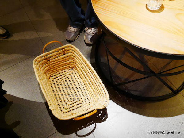 C.C.KISS Coffee&Cake： C.C. KISS COFFEE & CAKE 只有查理布朗製菓才能開的咖啡廳 麵包餐獨步全台 吸睛繽紛夢幻飲品 鐵板溫沙拉 東區潮店 姊妹聚會 約會聚餐 打卡拍照