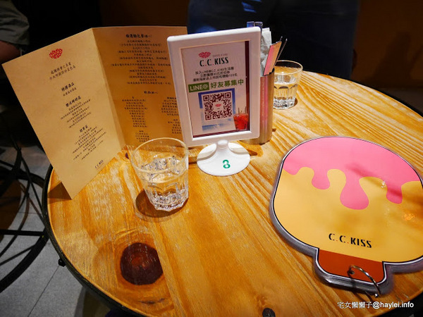C.C.KISS Coffee&Cake： C.C. KISS COFFEE & CAKE 只有查理布朗製菓才能開的咖啡廳 麵包餐獨步全台 吸睛繽紛夢幻飲品 鐵板溫沙拉 東區潮店 姊妹聚會 約會聚餐 打卡拍照