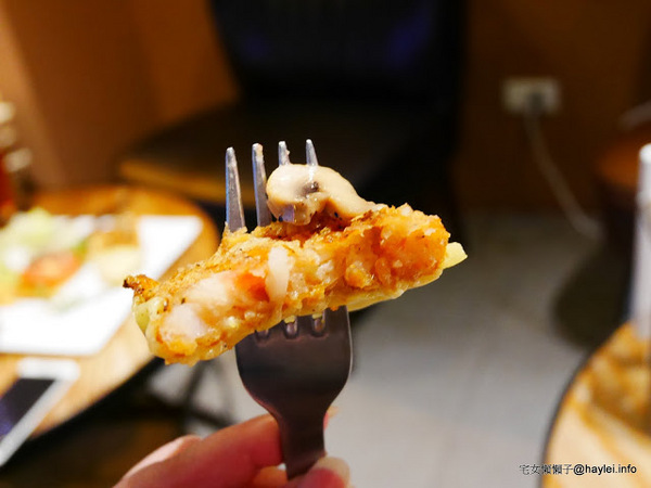 C.C.KISS Coffee&Cake： C.C. KISS COFFEE & CAKE 只有查理布朗製菓才能開的咖啡廳 麵包餐獨步全台 吸睛繽紛夢幻飲品 鐵板溫沙拉 東區潮店 姊妹聚會 約會聚餐 打卡拍照