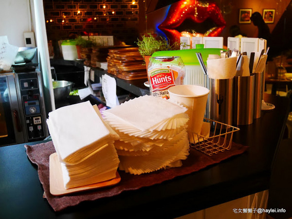 C.C.KISS Coffee&Cake： C.C. KISS COFFEE & CAKE 只有查理布朗製菓才能開的咖啡廳 麵包餐獨步全台 吸睛繽紛夢幻飲品 鐵板溫沙拉 東區潮店 姊妹聚會 約會聚餐 打卡拍照