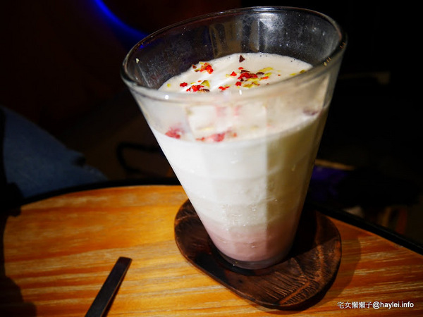 C.C.KISS Coffee&Cake： C.C. KISS COFFEE & CAKE 只有查理布朗製菓才能開的咖啡廳 麵包餐獨步全台 吸睛繽紛夢幻飲品 鐵板溫沙拉 東區潮店 姊妹聚會 約會聚餐 打卡拍照