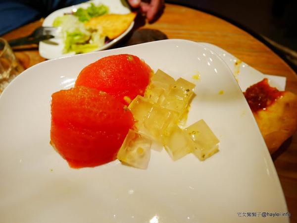 C.C.KISS Coffee&Cake： C.C. KISS COFFEE & CAKE 只有查理布朗製菓才能開的咖啡廳 麵包餐獨步全台 吸睛繽紛夢幻飲品 鐵板溫沙拉 東區潮店 姊妹聚會 約會聚餐 打卡拍照