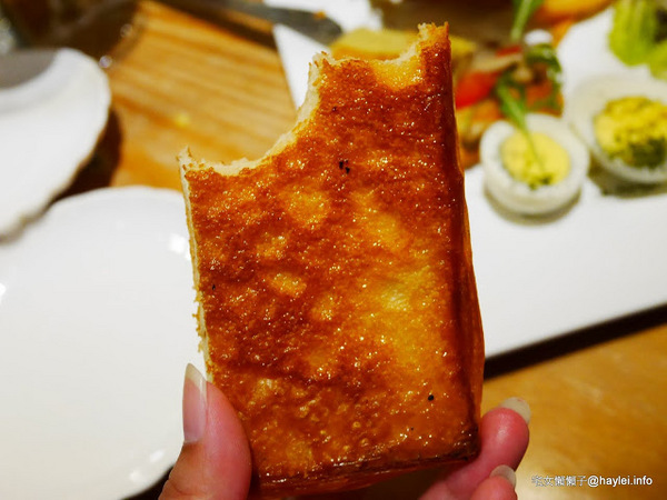 C.C.KISS Coffee&Cake： C.C. KISS COFFEE & CAKE 只有查理布朗製菓才能開的咖啡廳 麵包餐獨步全台 吸睛繽紛夢幻飲品 鐵板溫沙拉 東區潮店 姊妹聚會 約會聚餐 打卡拍照