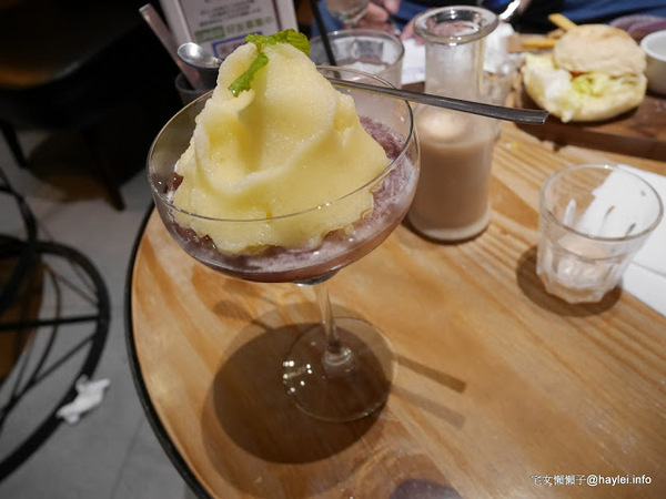 C.C.KISS Coffee&Cake： C.C. KISS COFFEE & CAKE 只有查理布朗製菓才能開的咖啡廳 麵包餐獨步全台 吸睛繽紛夢幻飲品 鐵板溫沙拉 東區潮店 姊妹聚會 約會聚餐 打卡拍照