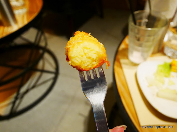 C.C.KISS Coffee&Cake： C.C. KISS COFFEE & CAKE 只有查理布朗製菓才能開的咖啡廳 麵包餐獨步全台 吸睛繽紛夢幻飲品 鐵板溫沙拉 東區潮店 姊妹聚會 約會聚餐 打卡拍照