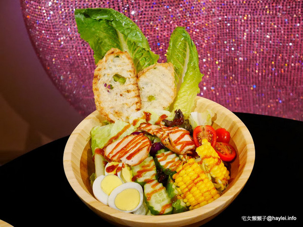 C.C.KISS Coffee&Cake： C.C. KISS COFFEE & CAKE 只有查理布朗製菓才能開的咖啡廳 麵包餐獨步全台 吸睛繽紛夢幻飲品 鐵板溫沙拉 東區潮店 姊妹聚會 約會聚餐 打卡拍照