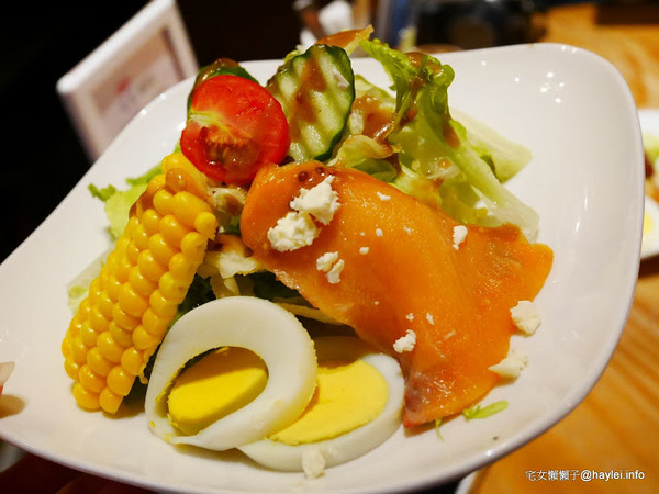 C.C.KISS Coffee&Cake： C.C. KISS COFFEE & CAKE 只有查理布朗製菓才能開的咖啡廳 麵包餐獨步全台 吸睛繽紛夢幻飲品 鐵板溫沙拉 東區潮店 姊妹聚會 約會聚餐 打卡拍照