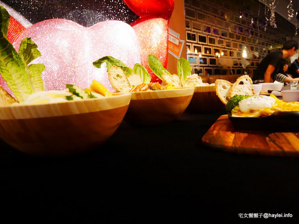 C.C.KISS Coffee&Cake： C.C. KISS COFFEE & CAKE 只有查理布朗製菓才能開的咖啡廳 麵包餐獨步全台 吸睛繽紛夢幻飲品 鐵板溫沙拉 東區潮店 姊妹聚會 約會聚餐 打卡拍照