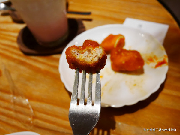 C.C.KISS Coffee&Cake： C.C. KISS COFFEE & CAKE 只有查理布朗製菓才能開的咖啡廳 麵包餐獨步全台 吸睛繽紛夢幻飲品 鐵板溫沙拉 東區潮店 姊妹聚會 約會聚餐 打卡拍照