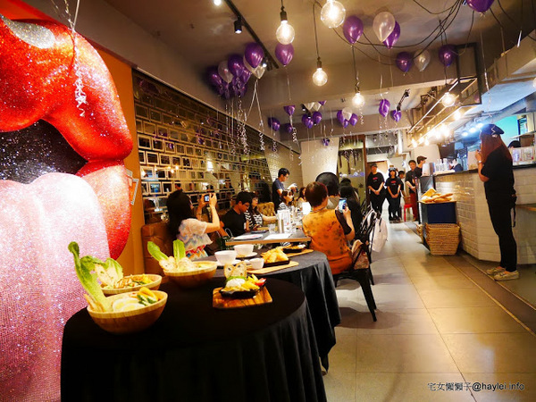 C.C.KISS Coffee&Cake： C.C. KISS COFFEE & CAKE 只有查理布朗製菓才能開的咖啡廳 麵包餐獨步全台 吸睛繽紛夢幻飲品 鐵板溫沙拉 東區潮店 姊妹聚會 約會聚餐 打卡拍照