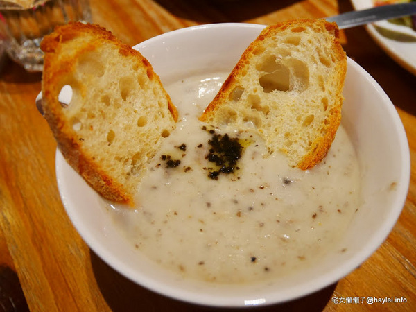 C.C.KISS Coffee&Cake： C.C. KISS COFFEE & CAKE 只有查理布朗製菓才能開的咖啡廳 麵包餐獨步全台 吸睛繽紛夢幻飲品 鐵板溫沙拉 東區潮店 姊妹聚會 約會聚餐 打卡拍照