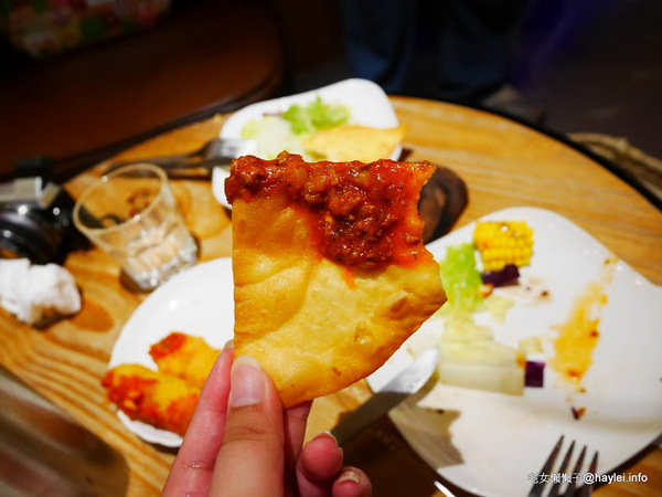 C.C.KISS Coffee&Cake： C.C. KISS COFFEE & CAKE 只有查理布朗製菓才能開的咖啡廳 麵包餐獨步全台 吸睛繽紛夢幻飲品 鐵板溫沙拉 東區潮店 姊妹聚會 約會聚餐 打卡拍照