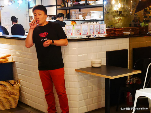 C.C.KISS Coffee&Cake： C.C. KISS COFFEE & CAKE 只有查理布朗製菓才能開的咖啡廳 麵包餐獨步全台 吸睛繽紛夢幻飲品 鐵板溫沙拉 東區潮店 姊妹聚會 約會聚餐 打卡拍照