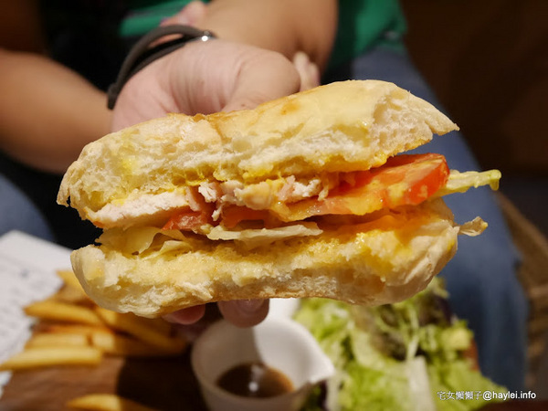 C.C.KISS Coffee&Cake： C.C. KISS COFFEE & CAKE 只有查理布朗製菓才能開的咖啡廳 麵包餐獨步全台 吸睛繽紛夢幻飲品 鐵板溫沙拉 東區潮店 姊妹聚會 約會聚餐 打卡拍照