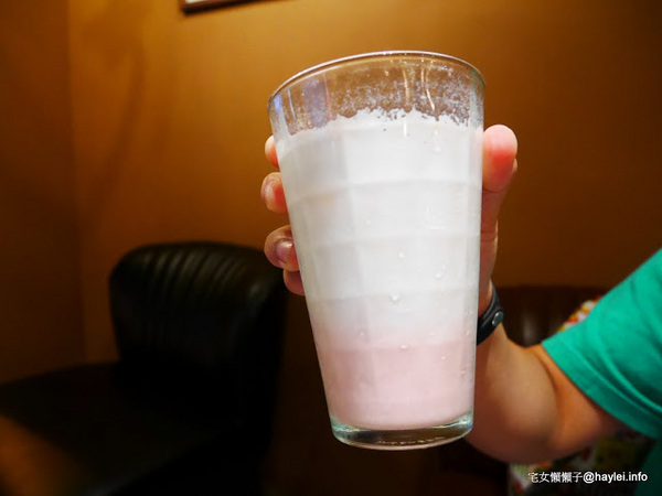 C.C.KISS Coffee&Cake： C.C. KISS COFFEE & CAKE 只有查理布朗製菓才能開的咖啡廳 麵包餐獨步全台 吸睛繽紛夢幻飲品 鐵板溫沙拉 東區潮店 姊妹聚會 約會聚餐 打卡拍照