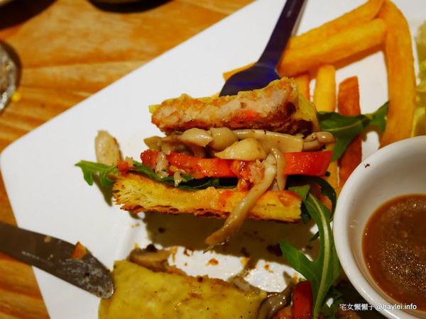 C.C.KISS Coffee&Cake： C.C. KISS COFFEE & CAKE 只有查理布朗製菓才能開的咖啡廳 麵包餐獨步全台 吸睛繽紛夢幻飲品 鐵板溫沙拉 東區潮店 姊妹聚會 約會聚餐 打卡拍照