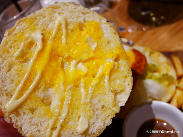 C.C.KISS Coffee&Cake： C.C. KISS COFFEE & CAKE 只有查理布朗製菓才能開的咖啡廳 麵包餐獨步全台 吸睛繽紛夢幻飲品 鐵板溫沙拉 東區潮店 姊妹聚會 約會聚餐 打卡拍照