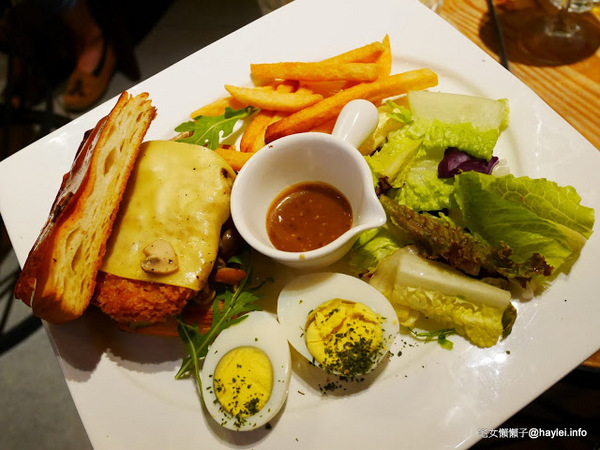 C.C.KISS Coffee&Cake： C.C. KISS COFFEE & CAKE 只有查理布朗製菓才能開的咖啡廳 麵包餐獨步全台 吸睛繽紛夢幻飲品 鐵板溫沙拉 東區潮店 姊妹聚會 約會聚餐 打卡拍照