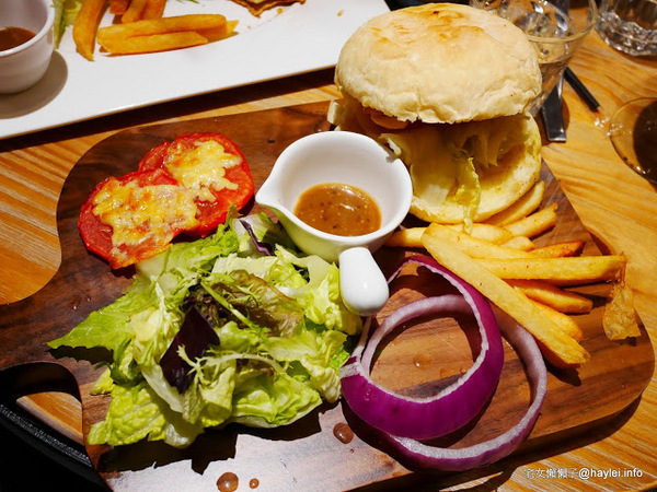 C.C.KISS Coffee&Cake： C.C. KISS COFFEE & CAKE 只有查理布朗製菓才能開的咖啡廳 麵包餐獨步全台 吸睛繽紛夢幻飲品 鐵板溫沙拉 東區潮店 姊妹聚會 約會聚餐 打卡拍照