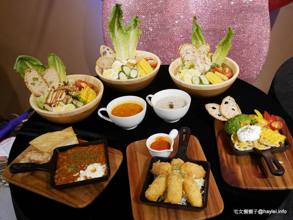 C.C.KISS Coffee&Cake： C.C. KISS COFFEE & CAKE 只有查理布朗製菓才能開的咖啡廳 麵包餐獨步全台 吸睛繽紛夢幻飲品 鐵板溫沙拉 東區潮店 姊妹聚會 約會聚餐 打卡拍照