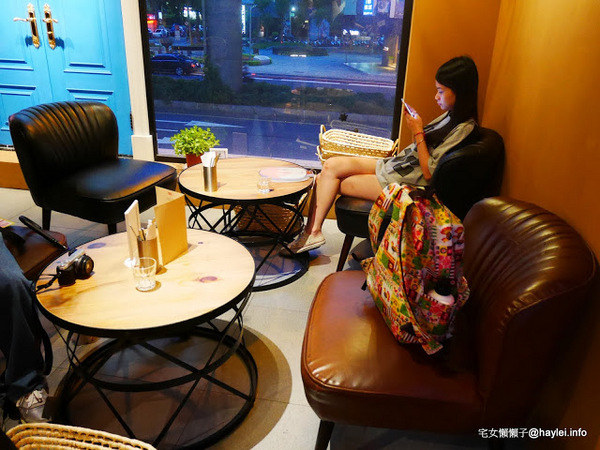 C.C.KISS Coffee&Cake： C.C. KISS COFFEE & CAKE 只有查理布朗製菓才能開的咖啡廳 麵包餐獨步全台 吸睛繽紛夢幻飲品 鐵板溫沙拉 東區潮店 姊妹聚會 約會聚餐 打卡拍照