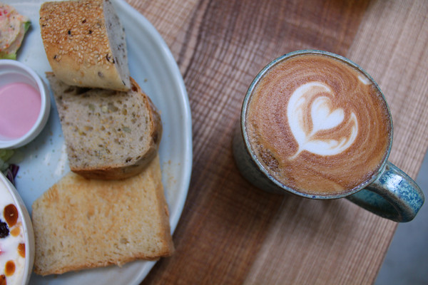 是吉咖啡：[台南]321藝術巷附近早午餐 是吉咖啡