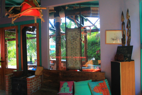 Luau ・ Pizza 柴寮披薩：新竹香山「Luau・Pizza」 柴寮披薩＠學區山林中邊吃邊渡假