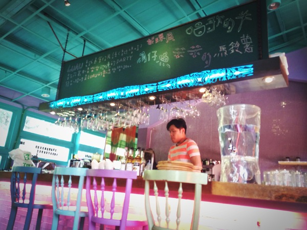 Luau ・ Pizza 柴寮披薩：新竹香山「Luau・Pizza」 柴寮披薩＠學區山林中邊吃邊渡假