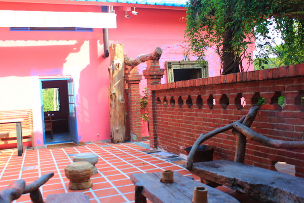 Luau ・ Pizza 柴寮披薩：新竹香山「Luau・Pizza」 柴寮披薩＠學區山林中邊吃邊渡假