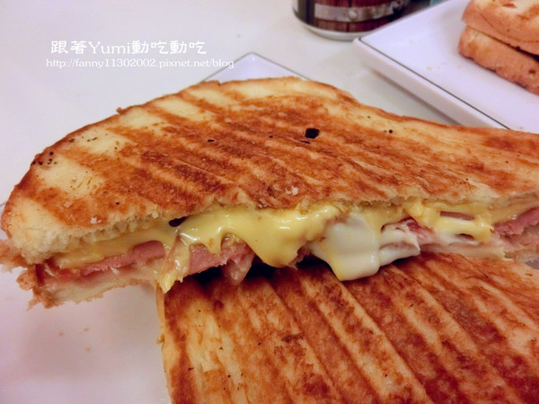 熱樂煎爆漿乳酪三明治:【台南食記-中西區】五星主廚快餐車前進台南國華街!限時限量六日才有!!雙乳酪爆漿古巴三明治起司控不可錯過『熱樂煎爆漿乳酪三明治LULU.JOHN』@跟著Yumi尤美美動吃動吃(用餐日期:2014年6月27日)