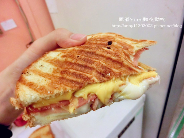 熱樂煎爆漿乳酪三明治:【台南食記-中西區】五星主廚快餐車前進台南國華街!限時限量六日才有!!雙乳酪爆漿古巴三明治起司控不可錯過『熱樂煎爆漿乳酪三明治LULU.JOHN』@跟著Yumi尤美美動吃動吃(用餐日期:2014年6月27日)